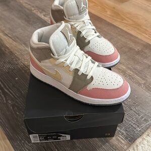 Jordan 1 Mid SE (grade school) size 5.5Y